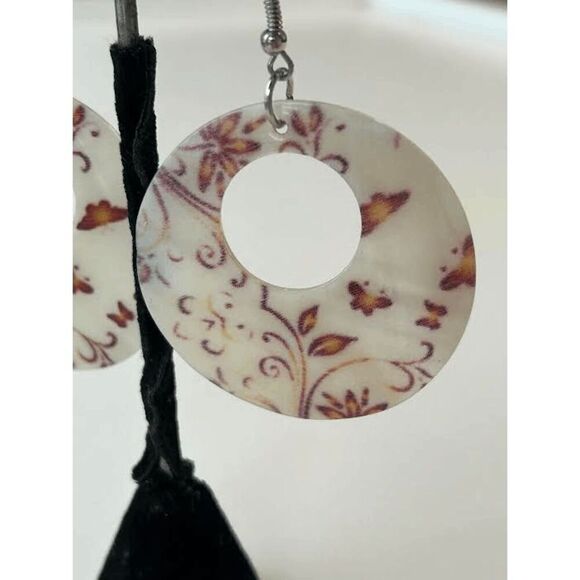 Vintage 70s Batik Printed Seashell Earrings - Picture 3 of 3